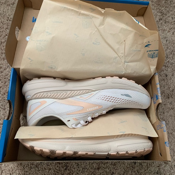 Brand New Brooks Adrenaline GTS 23 Running Shoe Women's Size 9 - Picture 6 of 10